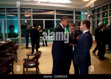 Le président Barack Obama s'entretient avec le président russe Dmitry Medvedev lors d'un bref retrait à la suite du dîner de travail des dirigeants du Sommet du G-20 au Phipps Conservatory and Botanical Gardens à Pittsburgh, Pennsylvanie, le 24 septembre 2009. (Photo officielle de la Maison Blanche par Pete Souza) cette photo officielle de la Maison Blanche est disponible uniquement pour publication par les organismes de presse et/ou pour impression personnelle par le(s) sujet(s) de la photo. La photographie ne peut être manipulée d'aucune manière et ne peut pas être utilisée dans des documents commerciaux ou politiques, des publicités, des courriels, des produits, des promotions Banque D'Images