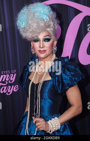 New York, États-Unis. 14 septembre 2021. MANHATTAN, NEW YORK CITY, NEW YORK, Etats-Unis - SEPTEMBRE 14 : une reine de drag arrive à la première New York de Fox Searchlight Pictures 'les yeux de Tammy Faye' tenue au SVA Theatre le 14 septembre 2021 à Manhattan, New York, New York, Etats-Unis. (Photo par Kevin Lian/image Press Agency) Credit: Image Press Agency/Alay Live News Banque D'Images