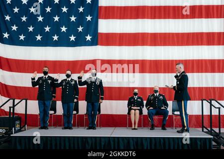 Les officiers les plus récents de la Garde nationale de l'Armée de Washington, de gauche à droite, Julius Brooks, Adam Daniel, Et Perry Andrews, de la classe 21-001 du candidat à l'Adjudant, a officiellement rejoint les rangs de l'Adjudant après avoir terminé l'Adjudant candidate School (WOC) et participé à une cérémonie de remise des diplômes et d'épinglage à Camp Murray, Washington, le 15 mai 2021. La famille et les amis des candidats, ainsi que des invités distingués, ont assisté à la cérémonie. Banque D'Images