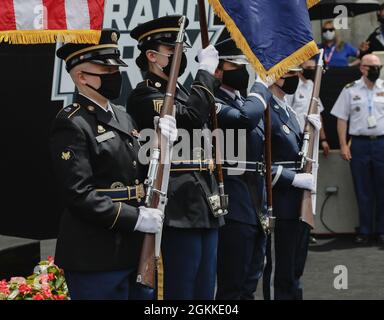 Des soldats et des aviateurs de la Garde nationale de l'Indiana avec la garde d'honneur se déroulent à la cérémonie d'ouverture du Grand Prix au circuit automobile d'Indianapolis à Indianapolis, dans l'Indiana, le 15 mai 2021. Banque D'Images