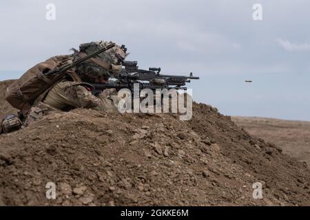 Les soldats affectés à la Compagnie Bravo, 1er Bataillon, 38e Régiment d'infanterie, 1re équipe de combat de la Brigade Stryker, 4e Division d'infanterie, ont incendié sur des cibles lors d'un exercice de coordination de soutien aux incendies (FSCX), fort Carson (Colorado), le 15 mai 2021. Le FSCX a impliqué l'infanterie montée et démontée, l'artillerie de campagne et le soutien d'armes aériennes simulées pour que la compagnie s'entraîne sur la synchronisation des actifs nécessaires pour qu'une compagnie d'infanterie Stryker reste prête sur les tâches et les compétences nécessaires. Banque D'Images