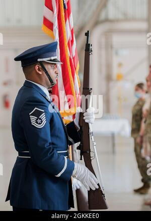 Sgt. Maître Jason Newby, membre de la Garde d’honneur de la base de la 123e Escadre du transport aérien, est à l’attention de la Garde nationale lors d’une cérémonie à la base de la Garde nationale aérienne du Kentucky, à Louisville, Ky., le 15 mai 2021. Sgt. Principal James Tongate a assumé la responsabilité en tant que chef du commandement de l'État le plus récent au cours de la cérémonie. Banque D'Images