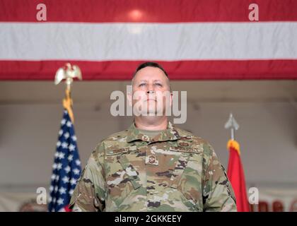 Sgt. Principal James Tongate est à l'attention d'accepter son nouveau rôle de chef de commandement de la Garde nationale aérienne du Kentucky lors d'une cérémonie à la base de la Garde nationale aérienne du Kentucky à Louisville, Ky., le 15 mai 2021. Tongate a auparavant été conseiller en ressources humaines pour la 123e Escadre du transport aérien. Banque D'Images