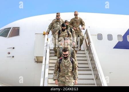 Les soldats de la Garde nationale de l'armée de Floride des États-Unis, avec le 1er escadron, 153e Régiment de cavalerie, arrivent pour Defender Europe à l'aéroport international de Skopje, en Macédoine du Nord, le 16 mai 2021. DEFENDER-Europe 21 est un exercice à grande échelle dirigé par l'armée américaine, conçu pour renforcer la préparation et l'interopérabilité entre les États-Unis, les alliés de l'OTAN et les militaires partenaires. Cette année, plus de 28,000 forces multinationales de 26 pays vont mener des opérations presque simultanées dans plus de 30 zones de formation dans plus d'une douzaine de pays, des pays baltes aux Balkans et à la région de la mer Noire, d'importance stratégique Banque D'Images
