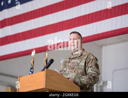 Sgt. Principal James Tongate, nouveau chef de commandement de la Garde nationale aérienne du Kentucky, prend la parole lors de sa cérémonie d'assumption de responsabilité à la base de la Garde nationale aérienne du Kentucky à Louisville, Ky., le 15 mai 2021. Tongate a auparavant été conseiller en ressources humaines de la 123e Escadre du transport aérien. Banque D'Images