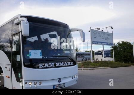 Les soldats de la Garde nationale de Floride de l'armée des États-Unis avec le 1er escadron, 153e Régiment de cavalerie partent en bus pour la zone d'entraînement de Krivolak à l'aéroport international de Skopje, en Macédoine du Nord le 16 mai 2021. Defender-Europe 21 est un exercice à grande échelle dirigé par l'armée américaine, conçu pour renforcer la préparation et l'interopérabilité entre les États-Unis, l'OTAN, les alliés et les militaires partenaires. Cette année, plus de 28,000 forces multinationales de 26 pays vont mener des opérations quasi simultanées dans plus de 30 zones de formation dans plus d'une douzaine de pays, des pays baltes aux Balkans stratégiquement importants et à la se Noire Banque D'Images