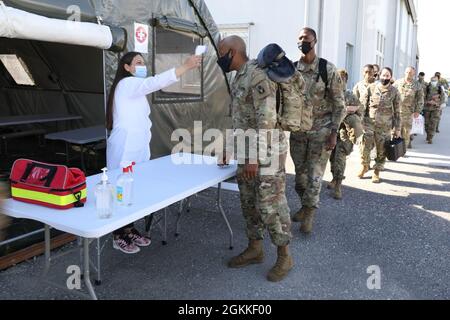 Un travailleur médical albanais prend la température d'un soldat de l'armée américaine affecté à la 53e équipe de combat de la brigade d'infanterie de l'armée de Floride à l'aéroport international de Tirana le 15 mai 2021, à Tirana, en Albanie. L'identification précoce des symptômes n'est que l'une des mesures d'atténuation de la COVID qui sera observée alors que la 53e IBCT participe aux exercices DEFENDER-Europe 21 aux côtés des soldats de la nation hôte ici en Albanie. DEFENDER-Europe 21 est un exercice à grande échelle dirigé par l'armée américaine, conçu pour renforcer la préparation et l'interopérabilité entre les États-Unis, les alliés de l'OTAN et les militaires partenaires. Cet y Banque D'Images