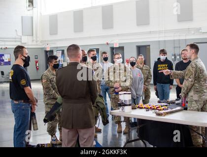 Sergent d'état-major de l'armée américaine Kevin Chancey, officier non commissionné de l'élimination des munitions explosives affecté à la 430e Ordnance Company (EOD), 60e commandant de la troupe, parle à un groupe de personnes au sujet des opérations d'élimination des munitions explosives lors d'une expérience de la Garde à l'arsenal de la Garde nationale à Benson, en Caroline du Nord, le 16 mai 2021. Environ 60 soldats du programme de soutien des recrues et leurs invités ont appris au sujet des systèmes d'armes individuels, des véhicules militaires à roues, des possibilités de carrière médicale au sein de la Garde nationale de l'Armée de Caroline du Nord et des opérations de la fin de journée. Le NCARNG est un Banque D'Images