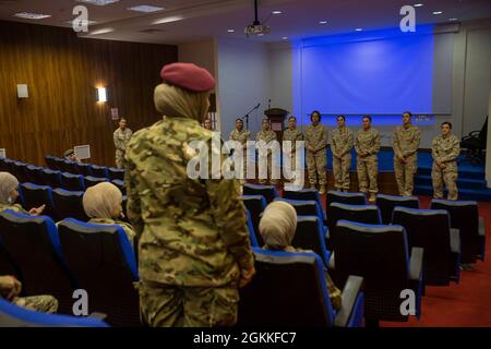 Les membres de l'équipe d'engagement des femmes (FET) du corps des Marines des États-Unis, affectés à la Force opérationnelle aérienne terrestre spéciale – intervention en cas de crise – Commandement central, se présentent au FET des Forces armées jordaniennes en Jordanie, le 16 mai 2021. Le FET est composé de bénévoles toutes féminines qui travaillent spécifiquement avec des femmes et des forces en partenariat pour établir la confiance et des relations bénéfiques tout en respectant les frontières culturelles et les coutumes. Banque D'Images