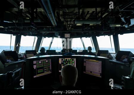 210516-N-RL695-1025 MER DES CARAÏBES - (16 mai 2021) -- des marins affectés au navire de combat littoral Freedom-variant USS Sioux City (LCS 11) sont à l'affût dans la maison pilote, le 16 mai 2021. Sioux City est déployée dans la zone d’opérations de la 4e flotte des États-Unis pour appuyer la mission de la Force opérationnelle interagences conjointe Sud, qui comprend des missions de lutte contre le trafic illicite de drogues dans les Caraïbes et le Pacifique oriental. Banque D'Images