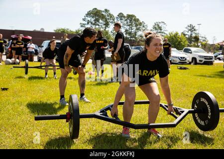 Un soldat représentant la 2e équipe de combat de la Brigade blindée, 3e division d'infanterie, effectue un soulèvement à l'occasion de la compétition CrossFit de la semaine de la Marne le 17 mai 2021 sur fort Stewart, Géorgie. Au cours de la semaine de la Marne, les soldats Dogface de toute la division participeront à l'athlétisme et aux sports afin de renforcer la cohésion de l'équipe et l'esprit de compétition et de mettre en valeur la ténacité du Soldat Dogface. Banque D'Images