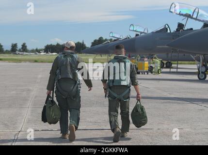 Un pilote de la Force aérienne américaine affecté au 493e Escadron de chasseurs et un pilote de la Force aérienne hellénique marchent jusqu'à un aigle F-15D avant le décollage pendant l'exercice Astral Knight 21 à la base aérienne de Larissa, en Grèce, le 17 mai 2021. Les forces américaines s'entraînent régulièrement avec les nations alliées pour assurer la capacité, la force et l'engagement prêts de ces partenariats pour dissuader et défendre contre les adversaires émergents. Banque D'Images