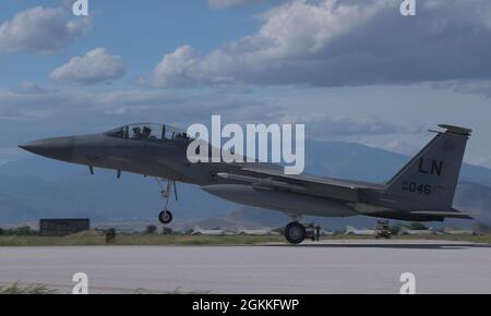 Un aigle F-15D de la Force aérienne des États-Unis affecté au 493e Escadron de chasseurs prend son envol pendant l'exercice Astral Knight 21 à la base aérienne de Larissa, en Grèce, le 17 mai 2021. Astral Knight est un exercice multinational conçu pour améliorer l'interopérabilité entre les États-Unis et leurs alliés de l'OTAN. Banque D'Images