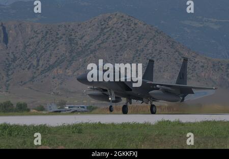 Un aigle F-15D de la Force aérienne des États-Unis affecté au 493e Escadron de chasseurs prend son envol pendant l'exercice Astral Knight 21 à la base aérienne de Larissa, en Grèce, le 17 mai 2021. Au cours d'exercices comme Astral Knight, les forces américaines affûtent leur capacité à déployer des forces capables et crédibles pour opérer à partir de sites stratégiques grâce à de solides partenariats régionaux. Banque D'Images