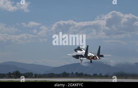 Un aigle F-15D de la Force aérienne des États-Unis affecté au 493e Escadron de chasseurs prend son envol pendant l'exercice Astral Knight 21 à la base aérienne de Larissa, en Grèce, le 17 mai 2021. Les forces américaines s'entraînent régulièrement avec les nations alliées pour assurer la capacité, la force et l'engagement prêts de ces partenariats pour dissuader et défendre contre les adversaires émergents. Banque D'Images