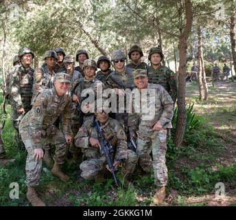 L'Adjutant général de la Garde nationale de Floride et l'Adjutant général adjoint de l'armée, le Major gén James O. Eifert et Brig. Gen John Haas, sautez dans une photo de groupe prise par les soldats de la Garde nationale de l'Armée de Floride et les Cadets de l'Armée albanaise, après avoir conduit l'entraînement d'échange toute la journée le mardi 18 mai 2021. Cette opportunité s’inscrit dans le CADRE de DEFENDER-Europe 21, un exercice multinational entre les États-Unis, l’OTAN et ses alliés, qui met l’accent sur la formation à l’échange et l’interopérabilité conjointe. Banque D'Images