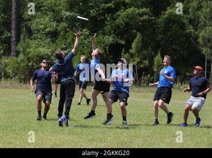 Les soldats de la 3e Division d'infanterie jouent dans un tournoi Ultimate Frisbee pendant la semaine de la Marne le 17 mai 2021, sur fort Stewart, Géorgie. Au cours de la semaine de la Marne, des soldats Dogface de toute la division ont participé à l'athlétisme et aux sports afin de renforcer la cohésion de l'équipe et l'esprit de compétition Banque D'Images