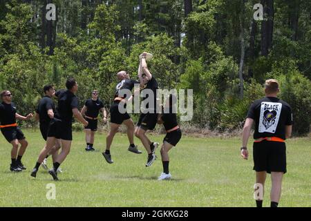 Les soldats de la 3e Division d'infanterie se battent pour attraper un Frisbee dans un tournoi Ultimate Frisbee pendant la semaine de la Marne le 17 mai 2021, sur fort Stewart, Géorgie. Au cours de la semaine de la Marne, des soldats Dogface de toute la division ont participé à l'athlétisme et aux sports afin de renforcer la cohésion de l'équipe et l'esprit de compétition Banque D'Images
