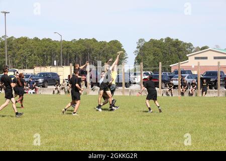 Les soldats de la 3e Division d'infanterie jouent dans un tournoi Ultimate Frisbee pendant la semaine de la Marne le 17 mai 2021, sur fort Stewart, Géorgie. Au cours de la semaine de la Marne, des soldats Dogface de toute la division ont participé à l'athlétisme et aux sports afin de renforcer la cohésion de l'équipe et l'esprit de compétition Banque D'Images
