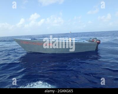 Le Cutter de la Garde côtière Donald Horsley a interdicté 54 migrants de ce bateau de fortune dans les eaux du passage de Mona au large de Porto Rico le 17 mai 2021. L'équipage du Cutter Donald Horsley a rapatrié les migrants, ainsi que 12 autres d'une interdiction séparée, à un bateau de patrouille de la marine de la République dominicaine juste au large de Punta Cana, République dominicaine le 18 mai 2021. Les interdépendances sont le résultat des efforts en cours déployés par les organismes partenaires du Groupe interagences frontalières des Caraïbes (GCEI) dans leur objectif commun de sécuriser les frontières de Porto Rico contre les migrants illégaux et le trafic de drogues. Banque D'Images