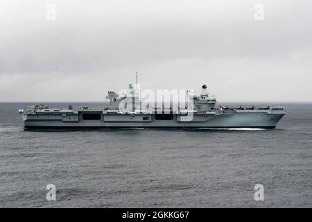 210517-N-WP865-4000 OCÉAN ATLANTIQUE (le 17 mai 2021) le porte-avions de la Marine royale HMS Queen Elizabeth (R08) transite le long du navire d'assaut amphibie de classe Wasp USS Iwo Jima (LHD 7) lors d'un exercice photo, le 17 mai 2021. Iwo Jima est en cours dans l'océan Atlantique avec l'escadron amphibie 4 et la 24e unité expéditionnaire maritime (UMM) dans le cadre du Groupe de prêt amphibie Iwo Jima. Banque D'Images