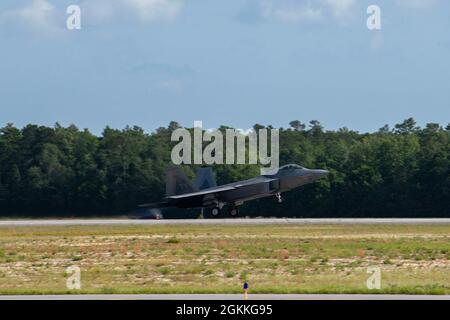 Un Raptor F-22 de la US Air Force affecté à la 325e Escadre de chasseurs, à la base aérienne de Tyndall, en Floride, prend son envol pour le drapeau à damier 21-2 à l'Eglin AFB, en Floride, le 17 mai 2021. Le drapeau à damiers est un exercice aérien de grande force tenu à Tyndall, qui favorise la préparation et l'interopérabilité en intégrant des avions de quatrième et cinquième génération dans l'entraînement au combat. La répétition de l'exercice en 21-2 a eu lieu du 10 au 21 mai 2021. Banque D'Images