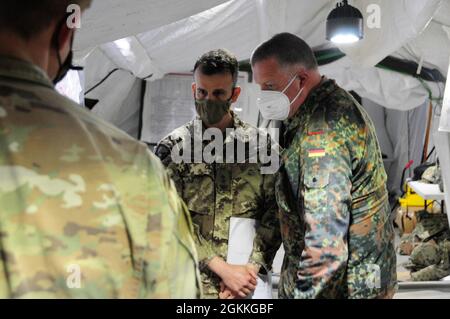 Des officiers d'artillerie de campagne américains, allemands et italiens travaillent ensemble pour planifier et coordonner des missions de tir pour 18 nations alliées et partenaires de l'OTAN avec le quartier général de la 41e Brigade d'artillerie de campagne agissant comme quartier général de l'artillerie de campagne pour V corps pendant l'exercice Dynamic Front 21 dans la zone d'entraînement de Grafenwoehr, Allemagne le 16 mai 2021. Le DF21 est un exercice dirigé par le 7e Commandement de l’instruction de l’Armée de terre américaine en Europe et en Afrique, conçu pour accroître la préparation, la létalité et l’interopérabilité en exerçant la capacité des pays alliés et partenaires d’intégrer les feux communs dans un environnement multinational Banque D'Images