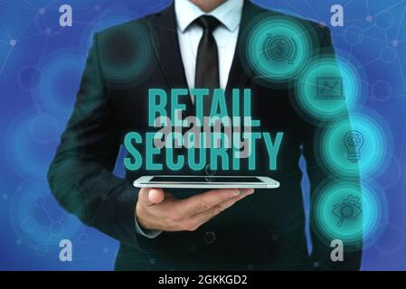 Affiche textuelle indiquant Retail Security. Mot pour processus qui marchandises vendues au public dans une manière sécurisée Homme dans le bureau tenue uniforme tablette Affichage Banque D'Images