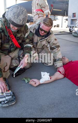 Les aviateurs de la US Air Force du 389e Escadron de chasseurs mettent en pratique leurs techniques et stratégies de sauvetage dans le traitement tactique des accidents lors d'un exercice sur la base aérienne Mountain Home, Idaho, le 17 mai 2021. Les aviateurs ont participé à un exercice de phase II, en testant leur capacité à survivre et à opérer dans un environnement contesté. Banque D'Images