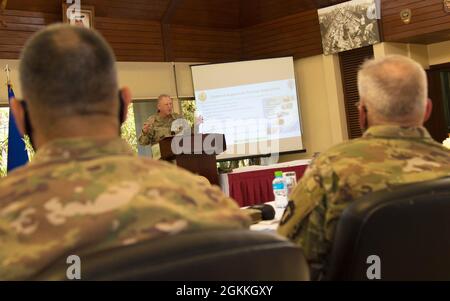 Bang. Général Michael Adame, Groupe de travail Spartan adjoint commandant général – soutien et Brig. Le général Win Burkett, commandant adjoint de la Force opérationnelle Spartan – opérations Prenez des notes pendant le major général Patrick Hamilton, commandant général de la Force opérationnelle Spartan, présentation, le 17 mai 2021, au 6e Symposium juridique annuel sur la base navale du Koweït. Le colloque a eu lieu pour établir des partenariats entre le Bureau du juge-avocat de l'équipe spéciale Spartan et l'Autorité de justice militaire de la Direction des affaires juridiques du Ministère de la défense du Koweït. Banque D'Images
