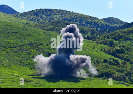 Tours d'un avion Pilotus PC-9 de la force aérienne slovène (non représenté) impact sur les cibles convoquées par les contrôleurs d'attaque de terminal interarmées (JTAC) affectés aux forces armées slovènes (SAF), lettones et autrichiennes dans le cadre de l'exercice Adriatic Strike 2021 à Pocek Range, Postojna, Slovénie, le 18 mai 2021. ADRIATIC STRIKE 21 fait partie de DEFENDER-EUROPE 21, qui exercera la capacité du commandement d’intégrer environ 30,000 forces américaines, alliées et partenaires de 26 nations pour mener des opérations quasi-simultanées dans plus de 30 zones d’entraînement dans plus d’une douzaine de nations Banque D'Images