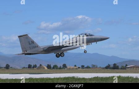 Un aigle F-15D de la Force aérienne des États-Unis affecté au 493e Escadron de chasseurs prend son envol pendant l'exercice Astral Knight 21 à la base aérienne de Larissa, en Grèce, le 18 mai 2021. Au cours d'exercices comme Astral Knight, les forces américaines affûtent leur capacité à déployer des forces capables et crédibles pour opérer à partir de sites stratégiques grâce à de solides partenariats régionaux. Banque D'Images