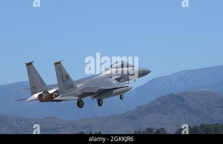 Un aigle F-15D de la Force aérienne des États-Unis affecté au 493e Escadron de chasseurs prend son envol pendant l'exercice Astral Knight 21 à la base aérienne de Larissa, en Grèce, le 18 mai 2021. Les forces américaines s'entraînent régulièrement avec les nations alliées pour assurer la capacité, la force et l'engagement prêts de ces partenariats pour dissuader et défendre contre les adversaires émergents. Banque D'Images