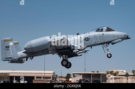 Un Thunderbolt II A-10, affecté au 66e Escadron d'armes de la base aérienne de Nellis, Nevada, part pour une mission Gunsmoke à la base aérienne de Nellis, le 18 mai 2021. L'A-10 offre une excellente maniabilité à basse vitesse et à basse altitude tout en offrant un système de livraison d'armes très précis. Banque D'Images