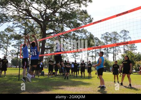 Des soldats affectés au 603e Bataillon de soutien de l'aviation et au 2e Bataillon, 69e Régiment d'armure, participent à un match de volley-ball pendant la semaine de la Marne sur fort Stewart, en Géorgie, le 18 mai 2021. Le volley est l'une des nombreuses activités sportives et sportives de la semaine de la Marne. Les activités contribuent à renforcer la cohésion et l'esprit de compétition avec les soldats Dogface de la 3e Division d'infanterie. Banque D'Images