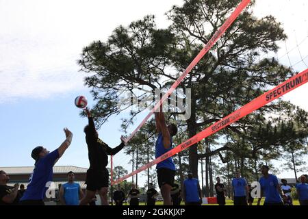 Des soldats affectés au 603e Bataillon de soutien de l'aviation et au 2e Bataillon, 69e Régiment d'armure, participent à un match de volley-ball pendant la semaine de la Marne sur fort Stewart, Géorgie, le 18 mai 2021. Le volley est l'une des nombreuses activités sportives et sportives de la semaine de la Marne. Les activités contribuent à renforcer la cohésion et l'esprit de compétition avec les soldats Dogface de la 3e Division d'infanterie. Banque D'Images