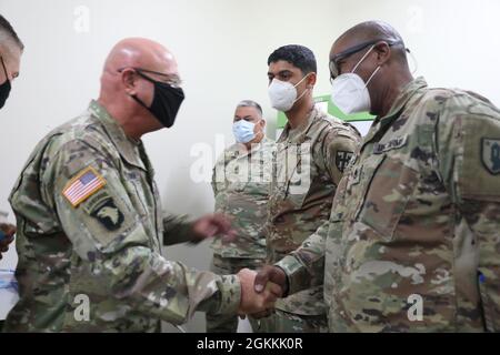 Le général de division Michael R. Zerbonia, adjudant général adjoint de l'Illinois remercie le sergent d'état-major. Jubal Lebrón et le personnel de logistique médicale de fort Buchanan, Guaynabo, Porto Rico, le 18 mai 2021. Les dirigeants de la Garde nationale de l'Illinois ont effectué une visite de la Force opérationnelle interarmées - le siège de Porto Rico et ont été informés des opérations en cours à Porto Rico. Banque D'Images