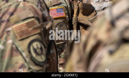 Des aviateurs et des soldats de la Garde nationale de l'Idaho observent les effets des mortiers au Centre d'entraînement au combat d'Orchard, au sud de Boise, Idaho, le 18 mai 2021. Les mortiers sont coordonnés avec des frappes aériennes pour supprimer et détruire les cibles ennemies. Banque D'Images