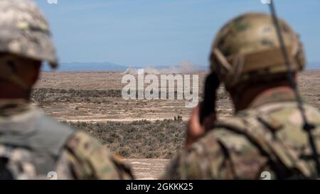 Des aviateurs et des soldats de la Garde nationale de l'Idaho observent les effets des mortiers au Centre d'entraînement au combat d'Orchard, au sud de Boise, Idaho, le 18 mai 2021. Les mortiers sont coordonnés avec des frappes aériennes pour supprimer et détruire les cibles ennemies. Banque D'Images