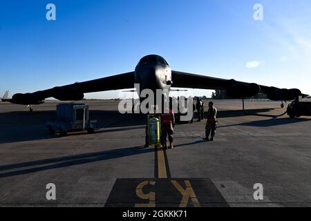 Un B-52H Stratofortress, affecté au 96e Escadron de bombardement de la base aérienne de Barksdale, en Louisiane, à partir de la base aérienne de Morón, en Espagne, est préparé pour une mission de la Force opérationnelle de bombardement dans le théâtre européen le mercredi 19 mai 2021. Les missions de bombardiers stratégiques améliorent la préparation et la formation nécessaires pour répondre à toute crise ou défi potentiel dans le monde entier. Banque D'Images