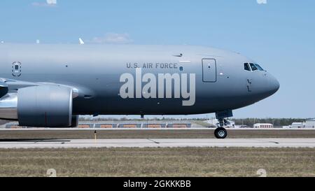 Un taxi Pegasus KC-46 de la U.S. Air Force avant le décollage pendant l'exercice Mobility Guardian 2021 à l'aéroport d'Oscoda-Wurtsmith, Oscoda, Michigan, le 18 mai 2021. Cela marque la première intégration du KC-46 dans le premier exercice de mobilité du Commandement de la mobilité aérienne. Banque D'Images