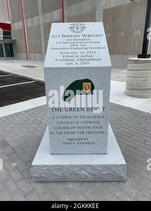 Sur la photo, le Sgt. La pierre commémorative de Jeremy Wright, qui a été consacrée lors d’une cérémonie à la Southwestern Junior-Senior High School à Shelbyville, Indiana, le 14 mai 2021. Le monument commémoratif a été érigé pour rappeler Wright, une Béret verte avec le 1er Groupe des forces spéciales (Airborne) et l'ancien élève de l'École secondaire junior-senior du Sud-Ouest, qui a été tué en action tout en soutenant l'opération Enduring Freedom, le 3 janvier 2005, en Afghanistan. Banque D'Images