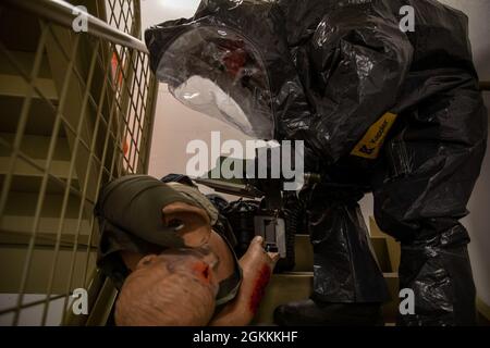 Sgt. Andrew Hunt, 103e équipe de soutien civil, répond à un incident simulé dans un garage de stationnement sur le campus d'Anchorage de l'Université de l'Alaska, le 18 mai, à l'appui de l'exercice ORCA 2021. ORCA est un exercice d'intervention en cas de menaces chimiques, biologiques, radioactives et nucléaires conçu pour aider les participants à fournir un soutien après les incidents de matières dangereuses. ORCA teste l'interopérabilité entre les agences, augmente les possibilités de relations de travail et pratique les demandes de méthodes d'assistance. Environ 250 gardes nationaux des unités CST en Alaska, Californie, Connecticut, Colorado, Banque D'Images