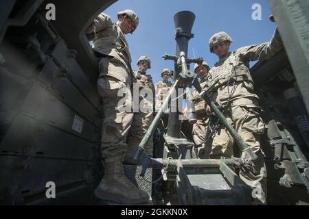 L'équipage de Thunder 1 attend des informations et des ordres pour commencer à tirer leur mortier de 120 mm. Debout dans leur véhicule porte-mortier M106, de gauche à droite ; PFC. Matthew Nelson, Sgt. Jack Morrison, PFC. Blake Meyer, Sgt. Christian Noah et Pvt. Carson Hemsley. Le bataillon d’armes combinées de la Garde nationale de l’Armée de l’Idaho, le 124e Escadron des opérations de soutien aérien de la Garde nationale de l’Aviation de l’Idaho et le 190e Escadron de chasseurs se sont joints aux forces dans le cadre d’un événement d’entraînement conjoint à grande échelle les 18 et 19 mai 2021 au Centre d’entraînement au combat d’Orchard. Deux pelotons de mortier de la HHC, 2-116e section de mortier, Thunder 1 an Banque D'Images