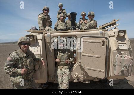 Assis à quelques mètres de Thunder 1, l'équipage de Thunder 2 attend des instructions. Debout sur le véhicule à l'arrière, SPC. John Orison. Assis sur le dessus du véhicule, de gauche à droite; Sgt. Ronald Kingman, Cpl. Joe Cegner, Sgt. Kyle Whitmore, PFC. Noam Jenne et SPC. Joey Barber. Debout à gauche du véhicule, 2Lt. Salle Treavor, et à la porte du M103, Cpl. Tristan Glaspy. Le bataillon d’armes combinées de la Garde nationale de l’Armée de l’Idaho, le 124e Escadron des opérations de soutien aérien de la Garde nationale de l’Aviation de l’Idaho et le 190e Escadron de chasseurs se sont joints aux forces dans le cadre d’un événement d’entraînement conjoint de grande envergure Banque D'Images