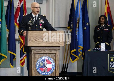 Le colonel de l'armée américaine à la retraite, John Lowe, agent adjoint des finances et de la propriété des États-Unis de la Garde nationale de Géorgie, fait des remarques lors de sa cérémonie de retraite le 19 mai 2021, au Clay National Guard Centre de Marietta, en Géorgie. Lowe est transféré à la Garde nationale de l'Armée de Géorgie en 2000 après avoir servi dans la Garde nationale du Maryland et avoir exercé des fonctions actives. Banque D'Images