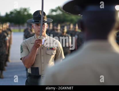 Sergent d'état-major Daniel L. Avila Jr., instructeur principal de forage à la Compagnie Alpha, 1er Bataillon d'entraînement des recrues, présente le rapport lors de l'exercice final à bord du corps de Marine Recruit Depot Pariris Island, S.C., 19 mai 2021. Les tests finaux forent les instructeurs sur leur capacité à donner des commandes de forage et les recrues sur leur capacité à exécuter les mouvements correctement. Banque D'Images