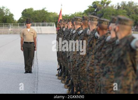 Sergent d'état-major Daniel L. Avila Jr., instructeur principal de forage à la Compagnie Alpha, 1er Bataillon d'entraînement des recrues, observe ses recrues lors de l'exercice final à bord du corps de Marine Recruit Depot Parris Island, S.C., 19 mai 2021. Les tests finaux forent les instructeurs sur leur capacité à donner des commandes de forage et les recrues sur leur capacité à exécuter les mouvements correctement. Banque D'Images