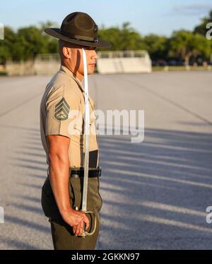 Sergent d'état-major Daniel L. Avila Jr., instructeur principal de forage à la Compagnie Alpha, 1er Bataillon d'entraînement des recrues, observe ses recrues lors de l'exercice final à bord du corps de Marine Recruit Depot Parris Island, S.C., 19 mai 2021. Les tests finaux forent les instructeurs sur leur capacité à donner des commandes de forage et les recrues sur leur capacité à exécuter les mouvements correctement. Banque D'Images