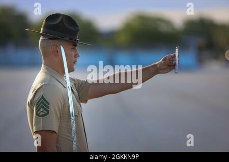 Sergent d'état-major Daniel L. Avila Jr., instructeur de forage principal de la Compagnie Alpha, 1er Bataillon d'entraînement des recrues, observe sa carte de forage lors de l'exercice final à bord du corps de Marine Recruit Depot Pariris Island, S.C., 19 mai 2021. Les tests finaux forent les instructeurs sur leur capacité à donner des commandes de forage et les recrues sur leur capacité à exécuter les mouvements correctement. Banque D'Images